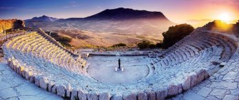 https://www.tp24.it/immagini_articoli/05-04-2024/1712315317-0-l-antico-teatro-di-segesta-tra-quelli-siciliani-riconosciuti-come-monumenti-nazionali.jpg