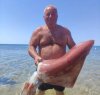 https://www.tp24.it/immagini_articoli/09-08-2022/1660025065-0-un-calamaro-gigante-pescato-a-mani-nude-a-triscina-nbsp.jpg