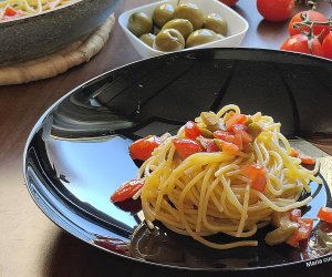 https://www.tp24.it/immagini_articoli/11-10-2023/1697046999-0-le-ricette-veloci-spaghetti-pomodorini-e-olive.jpg