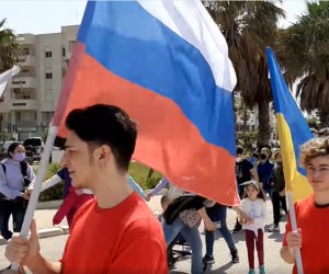 https://www.tp24.it/immagini_articoli/12-05-2022/1652376203-0-grillo-fa-arrabbiare-la-comunita-ucraina-di-marsala-che-vergogna-la-bandiera-russa-alla-manifestazione-garibaldina.png