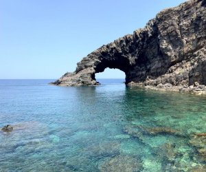 https://www.tp24.it/immagini_articoli/13-03-2024/1710343245-0-5-esperienze-da-vivere-a-pantelleria-per-una-vacanza-speciale.jpg