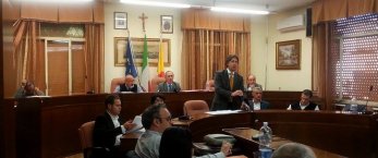 https://www.tp24.it/immagini_articoli/15-11-2015/1447582474-0-campobello-di-mazara-approvato-il-bilancio-ex-sindaco-denuncia-il-degrado-ambientale.jpg