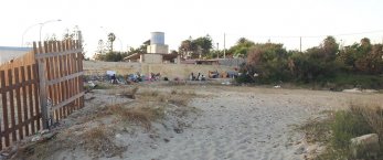 https://www.tp24.it/immagini_articoli/16-08-2013/1378804807-1-scene-di-normale-degrado-a-marsala-in-spiaggia-vicino-al-lido-pakeka.jpg
