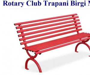 https://www.tp24.it/immagini_articoli/17-01-2023/1673979669-0-trapani-il-rotary-club-installa-una-panchiana-rossa-al-lungomare-dante-alighieri.jpg