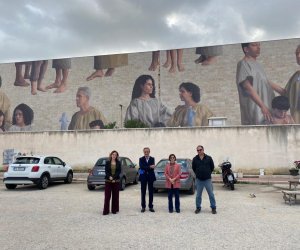 https://www.tp24.it/immagini_articoli/20-10-2021/1634706714-0-trapani-al-sindaco-tranchida-piacciono-i-murales-realizzati-dal-comune.jpg