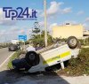 https://www.tp24.it/immagini_articoli/23-11-2017/1511444460-0-marsala-incidente-contrada-dara-ribalta-auto-poste-ferito-conducente.jpg