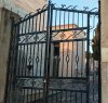 https://www.tp24.it/immagini_articoli/27-09-2023/1695792129-0-messina-denaro-ultimo-atto-la-salma-al-cimitero-di-castelvetrano-aggiornamenti.jpg