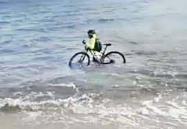 https://www.tp24.it/immagini_articoli/30-03-2020/1585554967-0-covid19-ciclista-entra-mare-bici-cercare-evitare-controllo.jpg